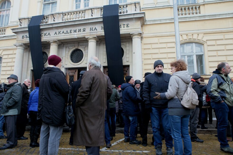 Парите за институцията по проект се увеличават с 5 млн. лв. за идната година. Въпреки това участници в протеста обявиха пред "Нова телевизия", че общата сума е като отпуснатата през 2008 г. След заседание до 3 часа сутринта днес депутатите продължават с гласуването на второ четене на бюджета за 2018 г.