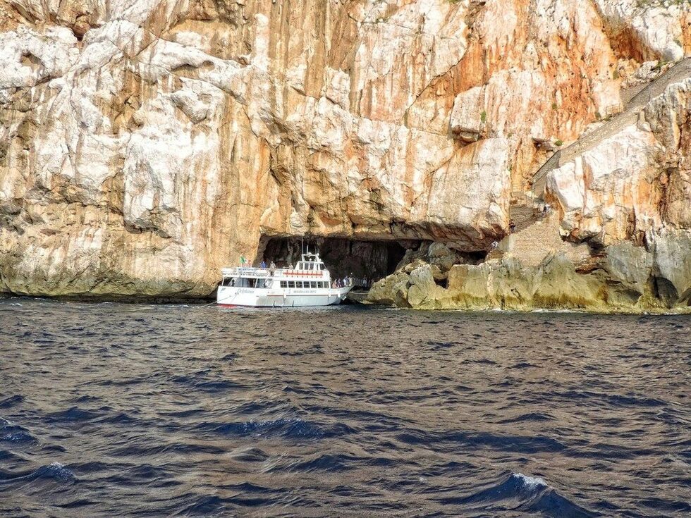В този район под водата има много други пещери, които привличат фенове на гмуркането, като по-голямата и най-известната е пещерата Нерео, посещавана всяка година от хиляди гмуркачи.