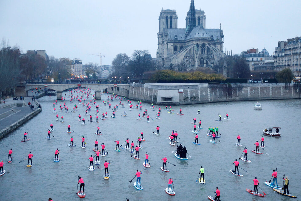 Участници в 8-ото издание на конкурса Nautic SUP Paris Crossing плават по река Сена в Париж, Франция.