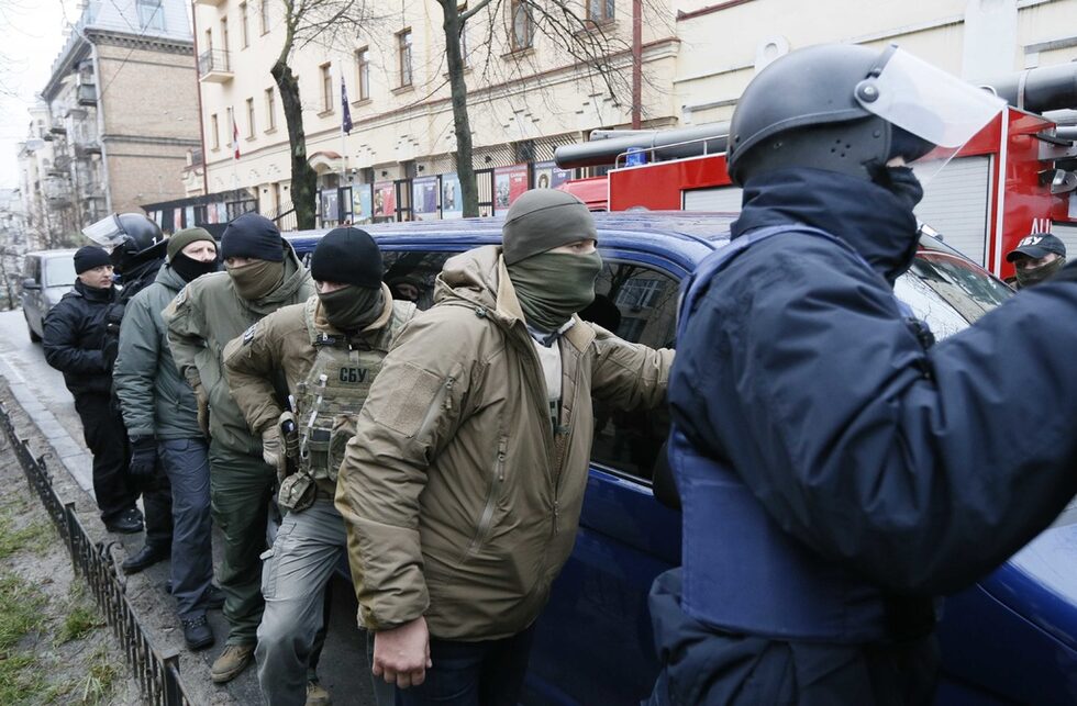Маскираните агенти обкръжиха минивана, с който трябваше да бъде отведен Саакашвили.