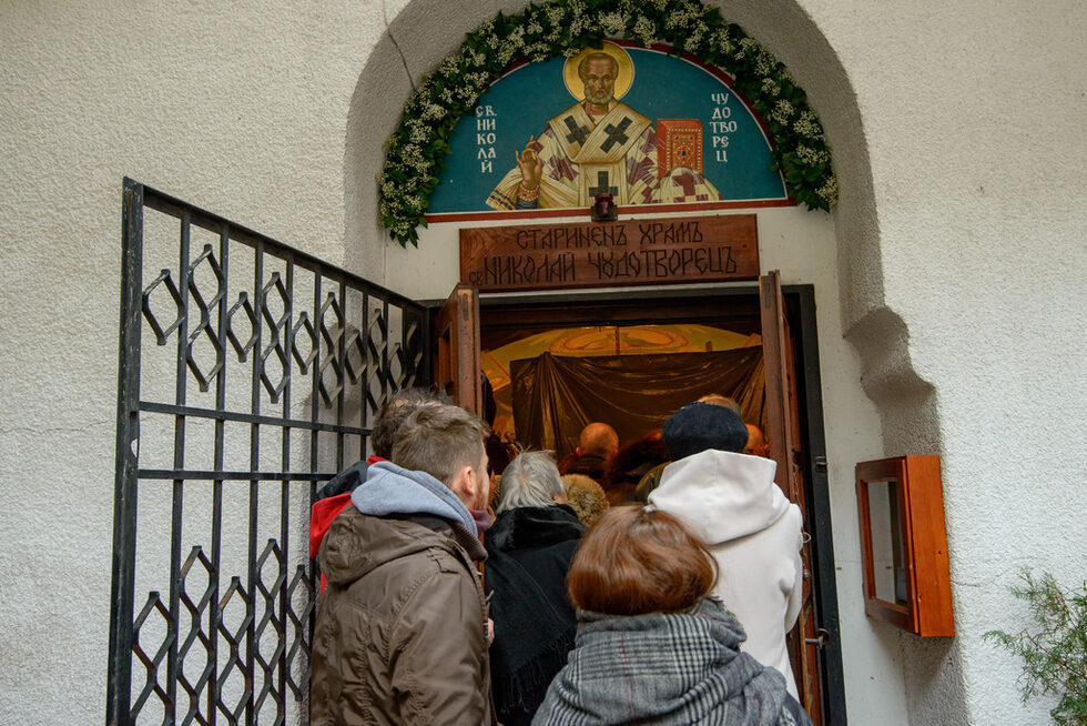 Днес храмът не можеше да побере всичките си посетители и поради размера си, и поради това, че се извършва ремонт.