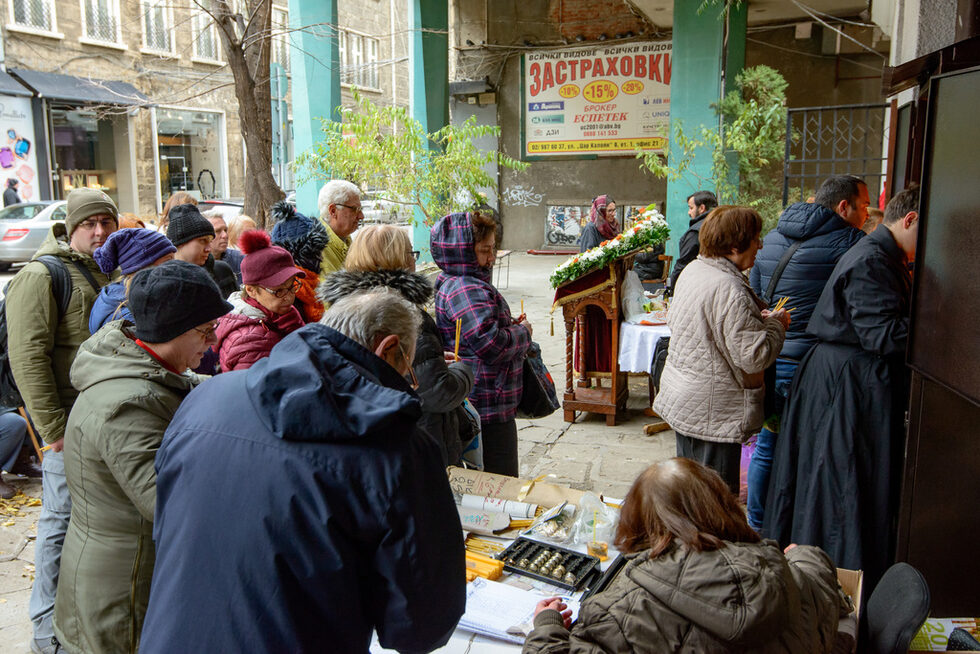 Именици и хора, които имат близки, празнуващи днес, са в старинната църква "Свети Николай Мирликийски Чудотворец" в центъра на София.