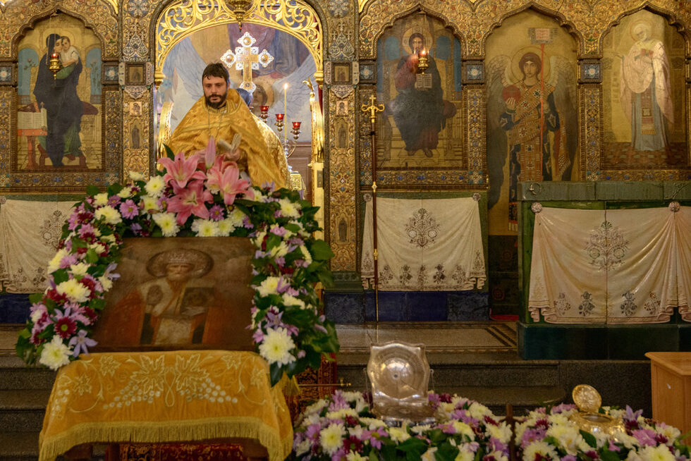 Фотогалерия: Никулден в храма