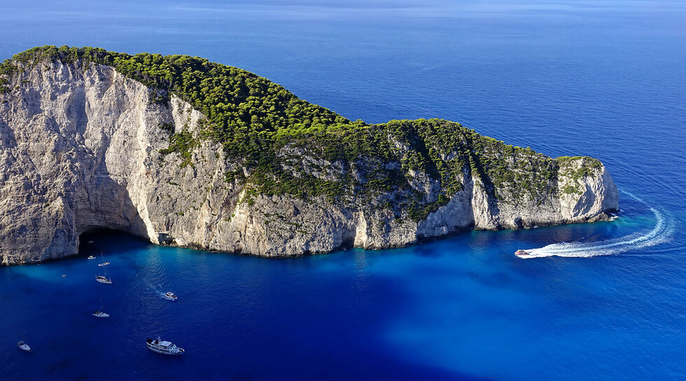 Така плажът вече е известен като Навагио (Navagio).