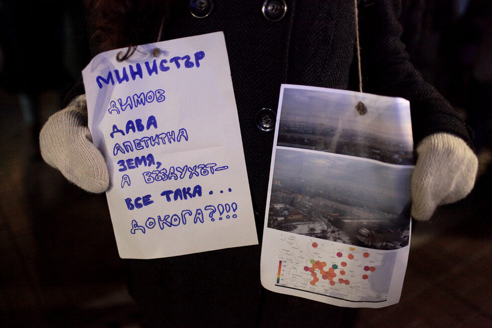 "Ще се съберем отново в началото на новата година, когато тук ще са европейските комисари за европейското председателство, за да види Брюксел какво прави българската държава," заяви Катерина Раковска от WWF на протестиращите.
