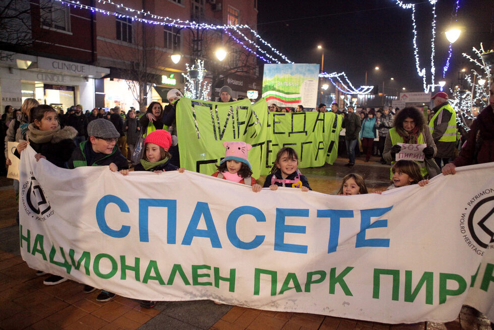 Млади хора и малки деца бяха сред активните участници на този протест.