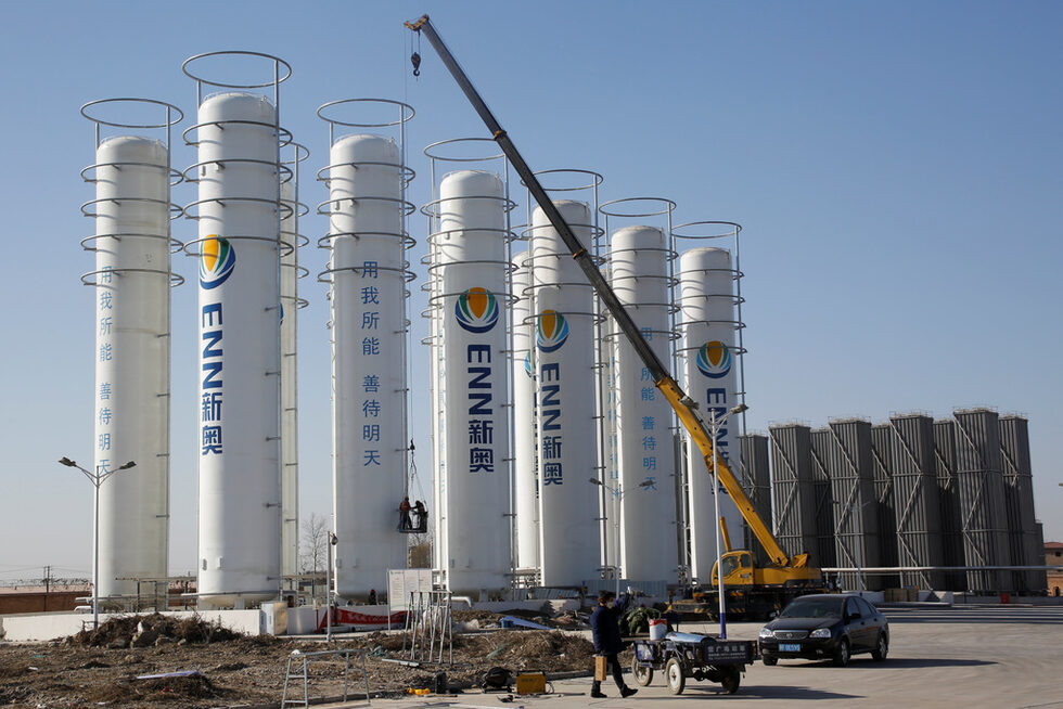 Но плановете се оказват прекалено амбициозни. Въпреки инсталирането на газопроводи към фабриките и жилищните зони на североизток, доставките са затруднени заради недостатъчната инфраструктура за привеждане на горивото в индустриалния регион и за съхраняването му. Това обяснява Лианг Джин, независим анализатор, ангажиран преди това като консултант на компанията за нефт и газ JLC.