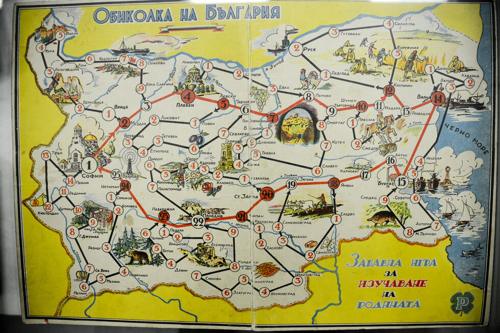 Като фон на играчките са опънати десет голямоформатни постера със снимки на деца от съответната епоха. Това провокира зрителя да погледне в детството по друг начин - с носталгия, с тъга, с усмивка.