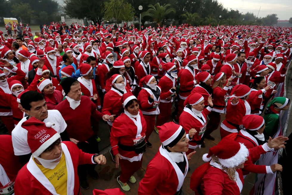 Участници в ежегодното състезание, известно като "Run Santa Run" в Монтерей, Мексико.