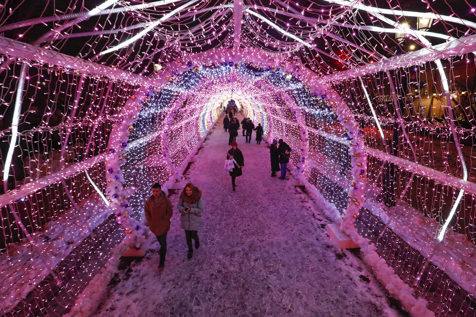 Хора се забавляват в центъра на Москва, Русия.