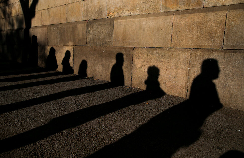Сенки на хора, които чакат да гласуват на регионалните избори в Каталуня в Барселона, Испания.