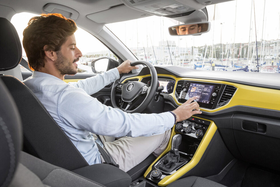 Системата може да се допълни с приложенията MirrorLink, Apple CarPlay и Android Auto, които я правят напълно съвместима със смартфона на водача, без значение каква марка и модел е той. Освен това един смартфон може да се зарежда безжично.