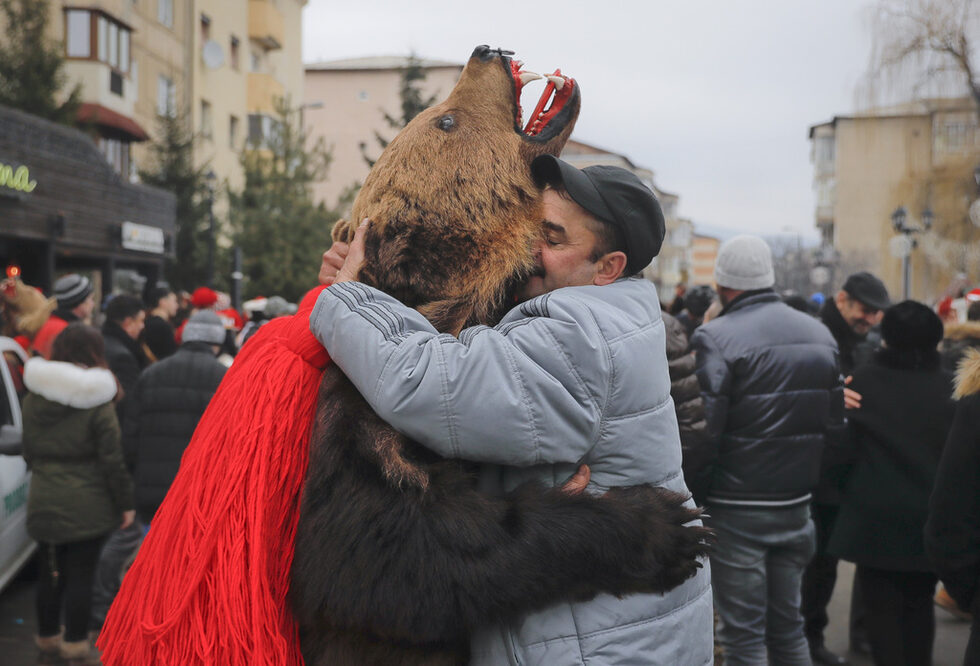 Фотогалерия: ''Танцуващите мечки'' на Румъния