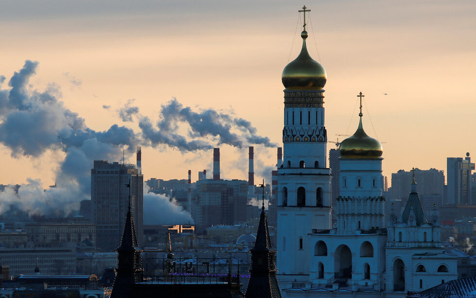 Камбанариите на кремълските храмове на фона на парата от комините на московски ТЕЦ.