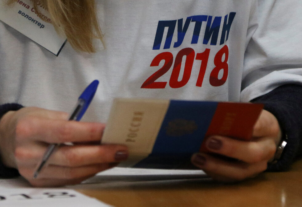 В Крим доброволци събират подписи в подкрепа на руския президент Владимир Путин като кандидат за президент на Русия.