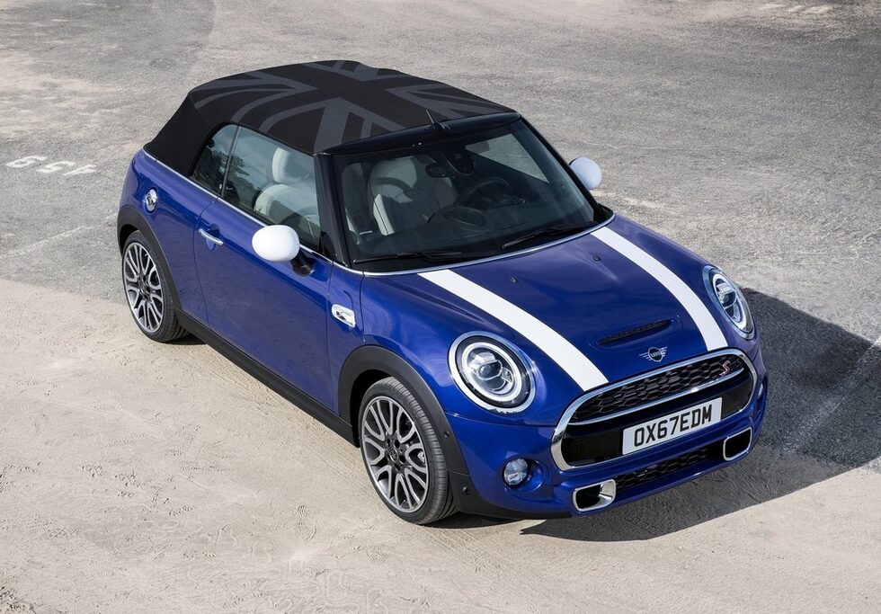 С личния асистент за мобилност MINI Connected водачите и на МИНИ могат да интегрират напълно своят автомобил в дигиталното си всекидневие. MINI Connected например може да ползва въведените в смартфона данни в календара и контактите, за да планира маршрута на пътуването и на базата на данните за трафика в реално време да определи идеалния момент за потеглянето.