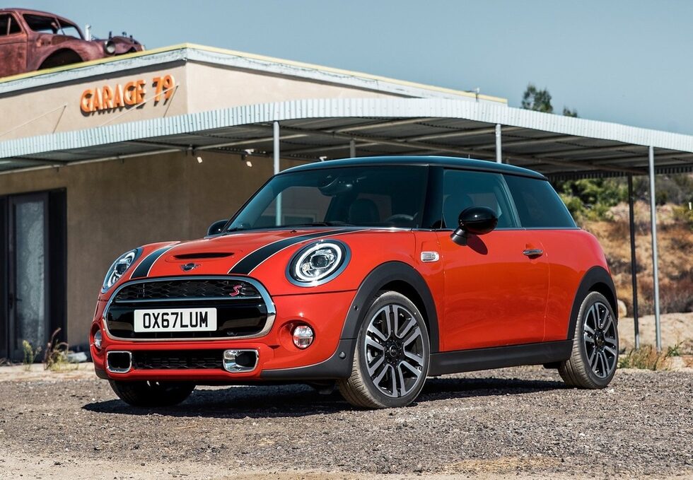 Наличните детайли от продуктовата програма на MINI Yours Customised могат да бъдат избрани, оформени и поръчани от клиента в специално създадения за новите предложения онлайн магазин.