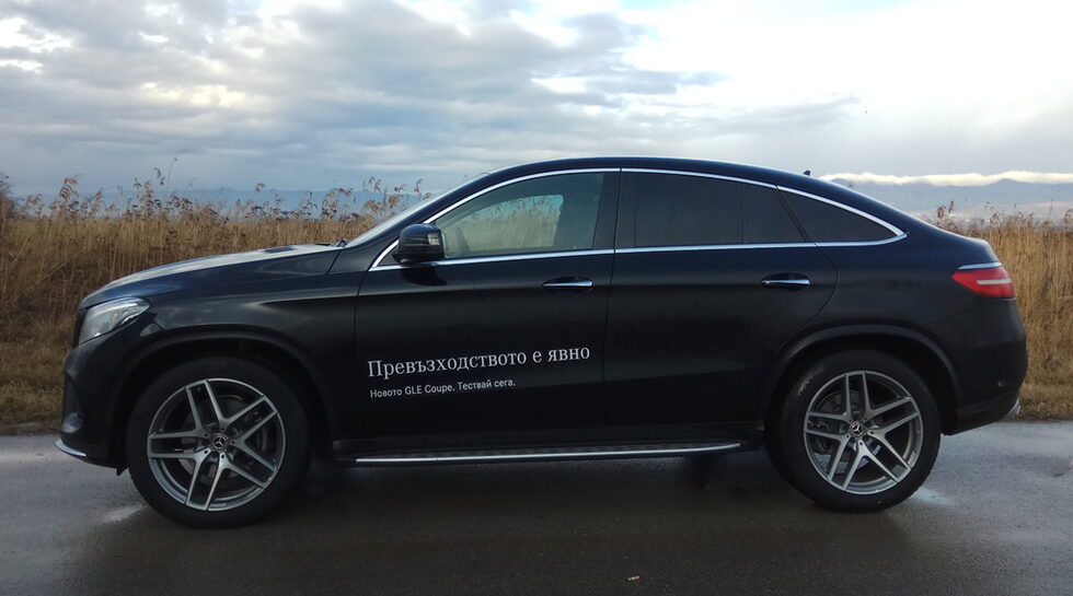 Дизелът се комбинира серийно с девестепенна автоматична скоростна кутия и задвижване на четирите колела, при което въртящият момент постоянно е поравно разпределен между предния и задния мост..