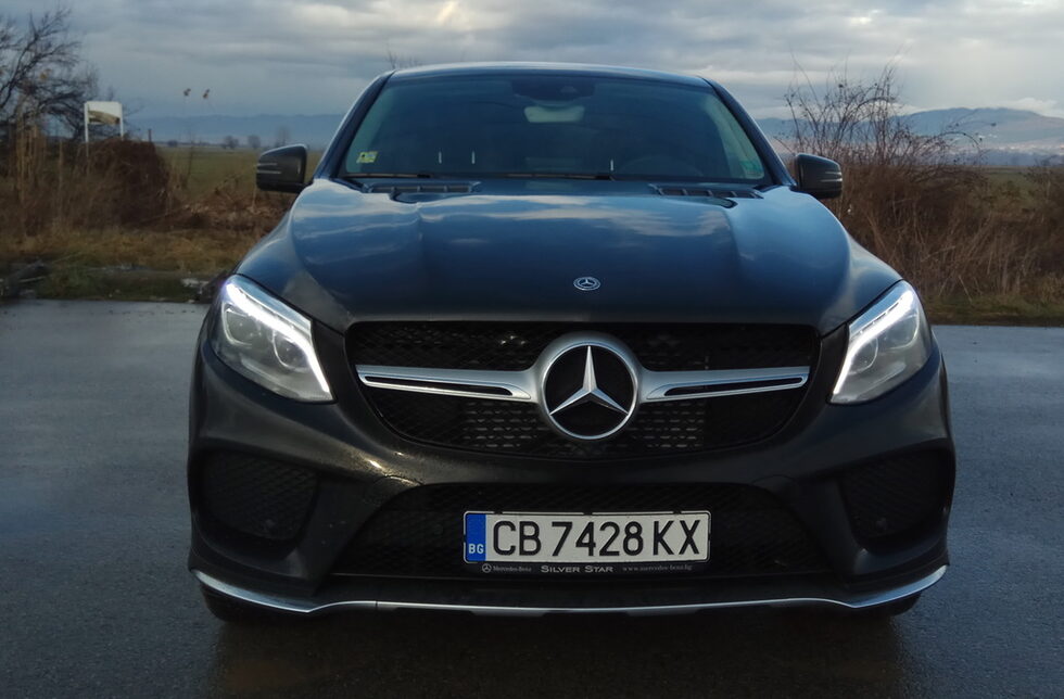 Серийно Mercedes CLE Coupe се оборудва със светодиодни фарове, които осигуряват отлична видимост, дори в дъжд, сняг и мъгла. Те осветяват завоя, променят формата на светлинния поток според скоростта, както и превключват автоматично между къси и дълги светлини.<br />