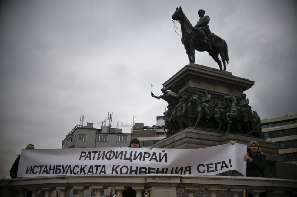 Фотогалерия: Над 100 души поискаха с протест ратификация на Истанбулската конвенция