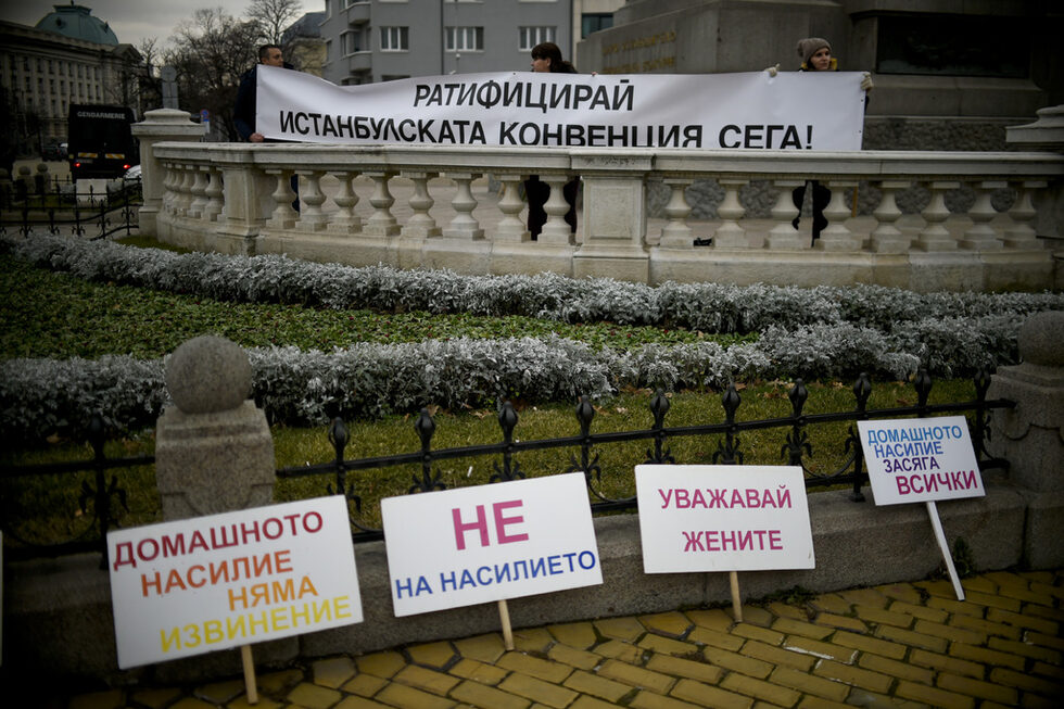 Сред плакатите на протестиращите имаше такива с надписи "Не на насилието над жени и деца" и "Любовта не боли".