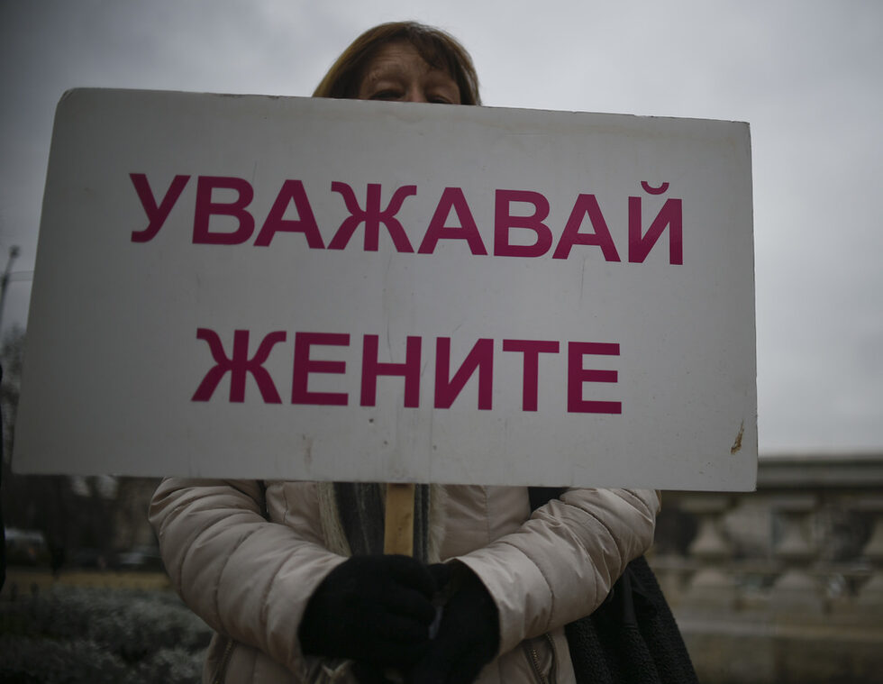 Над 100 души се събраха на мирна демонстрация с искане Истанбулската конвенция за справяне с домашното насилие да бъде ратифицирана и от България.