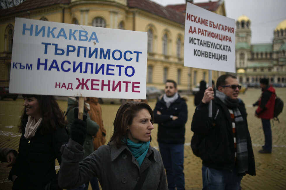 Фотогалерия: Над 100 души поискаха с протест ратификация на Истанбулската конвенция