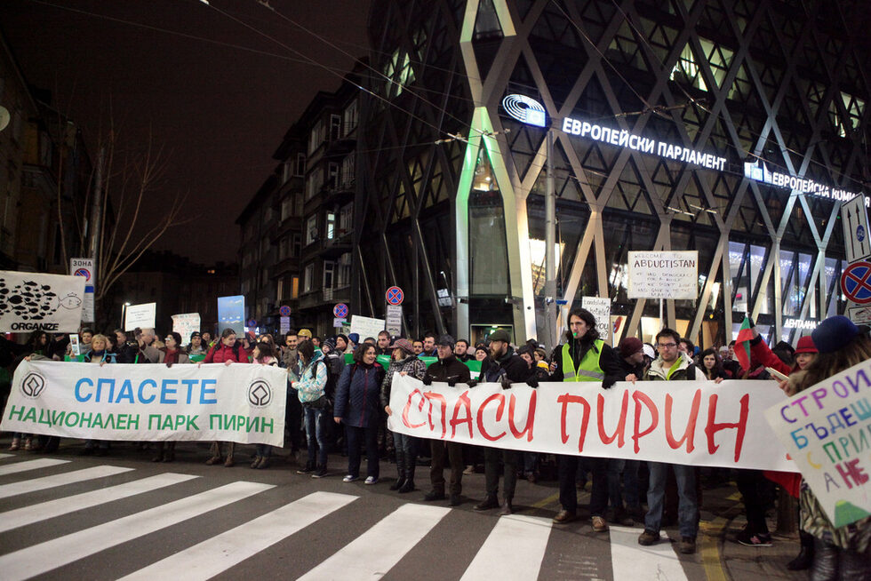 Девет протеста бяха заявени за днешния ден, в който България официално пое председателството на Европейския съюз. В кадрите на "Дневник" вижте моменти от трите основни шествия, които се проведоха по време на официалната церемония в Народния театър "Иван Вазов".<br /><br />Протестът "Спаси Пирин" събра хиляди с каузата за опазване на националния парк от инвестиционни планове.