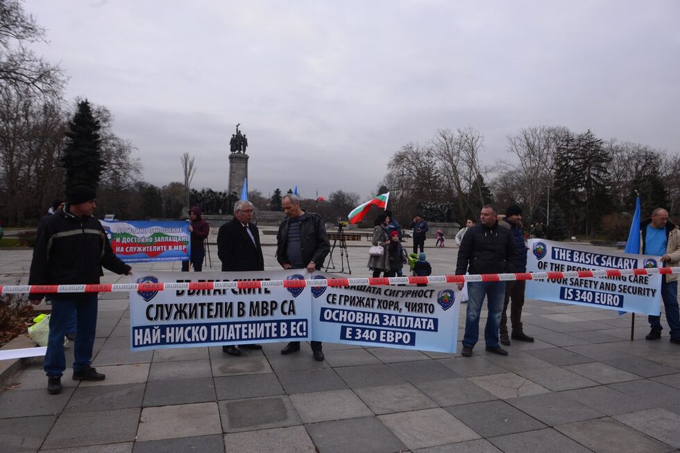 Полицаите направиха свое шествие, в което настояха за достойно заплащане.