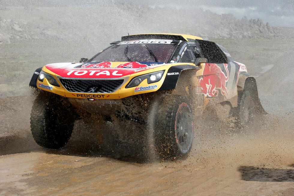 Шест етапа изминаха от юбилейното <a href="https://www.dnevnik.bg/sport/2018/01/06/3107948_dakar_2018_goliamoto_prikljuchenie_v_presledvane_na/" target="_blank">40-о издание на рали "Дакар"</a>. Екипажите изминаха 3023 километра в Перу и Боливия, а както винаги не липсваха и драматични моменти.<br /><br />На снимката: 13-кратният победител Стефан Петерханзел уверено води със своето "Пежо".