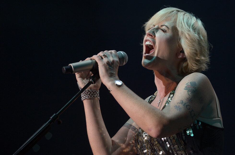 Вокалистката на рок групата The Cranberries Долорес О'Риърдън<a href="https://www.dnevnik.bg/v_pamet/2018/01/15/3113016_pochina_vokalistkata_na_the_cranberries_dolores/" target="_blank"> почина внезапно </a>на 46 години. Групата набра популярност през деветдесетте още с първия си албум Everybody Else Is Doing It, So Why Can't We? и ще бъде запомнена с песента Zombie от втория си албум No Need to Argue.<div><div> </div></div>Самата О'Риърдън започна и солова кариера през 2007 г., а през 2009 г. след шестгодишна пауза The Cranberries се събраха отново.