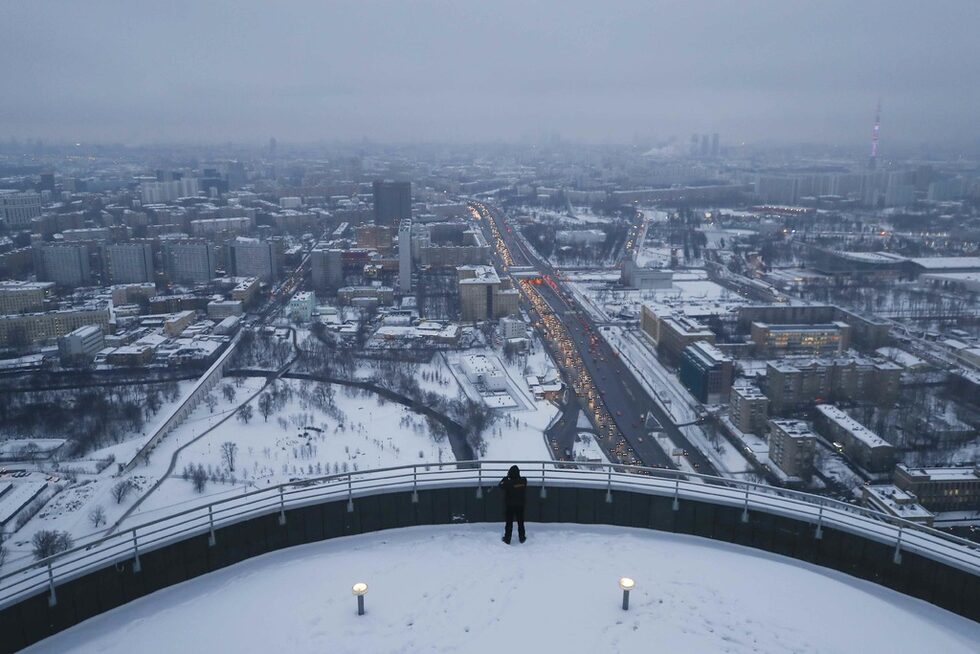 Изглед от жилищния комплекс "Триколор" в Москва, Русия. Небостъргачът, построен през 2012 г. е с височина 192 метра и има 58 етажа.