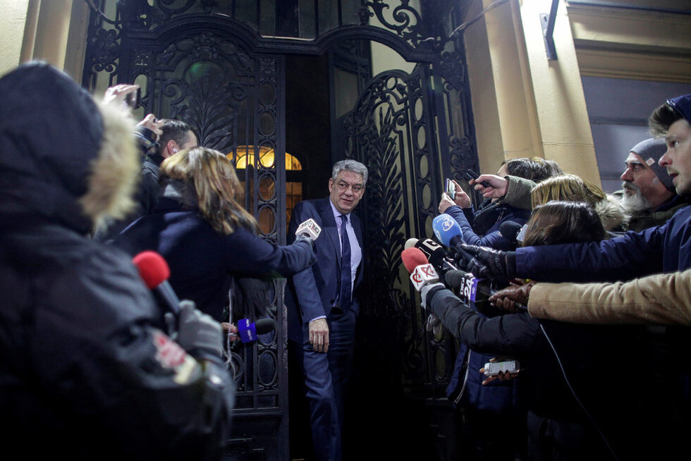 <a href="https://www.dnevnik.bg/sviat/2018/01/15/3113041_rumunskiiat_premier_podade_ostavka_sled_po-malko_ot/" target="_blank">Румънският премиер Михай Тудосе подаде оставка</a> по-малко от два месеца, след като неговият кабинет оцеля при вот на недоверие и няма и седем месеца след избирането му на 29 юни.