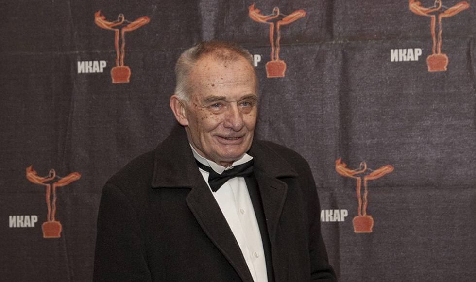 Актьорът Стефан Илиев<a href="https://www.dnevnik.bg/v_pamet/2018/01/17/3114082_pochina_aktyorut_stefan_iliev/" target="_blank"> почина на 82 години</a>. Сред известните му театрални роли са на Авакум Захов в "Спящата красавица" – А. Гуляшки, Херцогът в "Скъперникът рицар" на Пушкин, Поручикът в "Поручикът и Марютка" от Б. А. Лавреньов, Браун в "Опера за три гроша" от Брехт, Гьоринг в "Червено и кафяво" на Ив. Радоев, Вершинин в "Три сестри" на Чехов.<div><div> </div></div>Стефан Илиев е познат и от много филми на големия екран като "Отклонение", "Свобода или смърт", "Господин Никой", "Един миг свобода", "Куче в чекмедже", "Петък вечер" и други. В последните години изигра и ролята на Генерала, сянка на задкулисието, в сериала "Под прикритие".