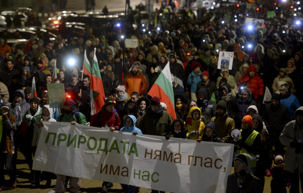 Протестиращите продължават да настояват за отхвърляне на решението на Министерския съвет от 28 декември 2017 г. за промени в плана за управление на Националния парк "Пирин", с което се отварят възможности за застрояване на 48% от територията му. Те искат и оставка на министъра на околната среда и водите Нено Димов, който предложи това решение, както и да се изясни собствеността на концесионера на ски зона Банско.