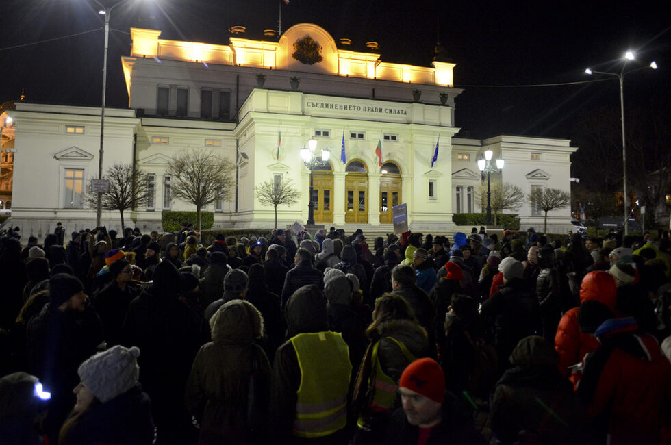 В повече от 20 града в страната и в чужбина днес се проведоха протести в защита на Природния парк "Пирин". В София над 3 хиляди души преминаха от пл. "Независимост" до Народното събрание, а след това блокираха "Орлов мост" с викове "Оставка", "Пирин не е баница", "Мафия" и "Пирин е в беда, спасете го сега".