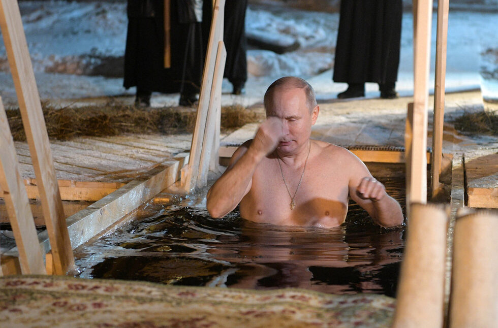 <a href="https://www.dnevnik.bg/photos/2018/01/19/3115206_fotogaleriia_putin_se_potopi_v_prorez_v_leda_za/?ref=home_photos" target="_blank">Владимир Путин се потопи гол до кръста, в ледените води на езеро Селигер, </a>северозападно от Москва. при минус пет градуса по Целзий по случай Богоявление.