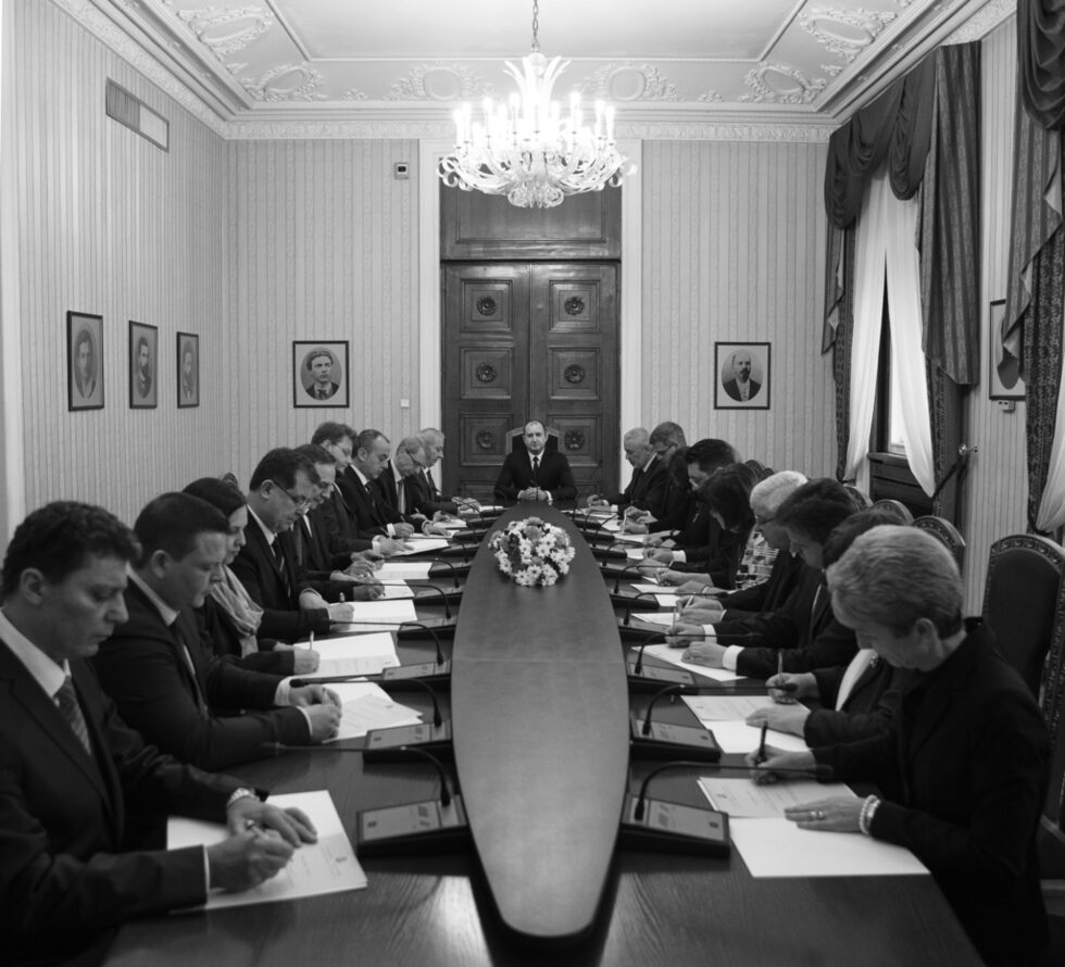Членовете на служебното правителство, назначено от президента Румен Радев, подписват клетвени листове.