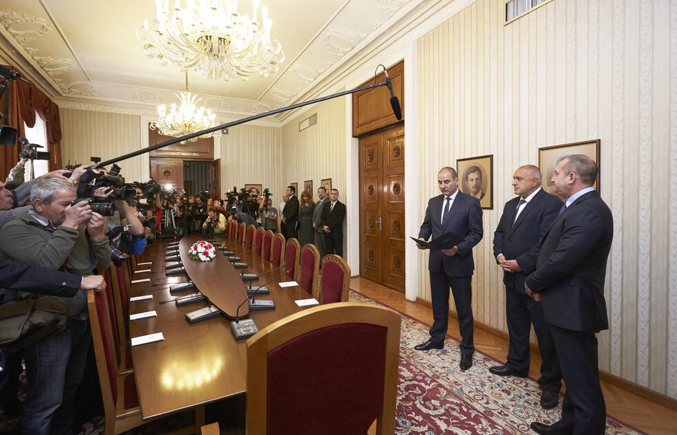 Връчване на мандат за съставяне на правителство.