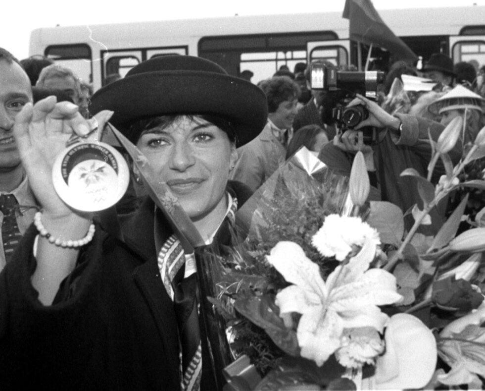 На 9 февруари 1998 г. Екатерина Дафовска печели първия и единствен златен медал за България от зимни олимпийски игри. Биатлонистката триумфира в индивидуалния старт на 15 километра в Нагано. <br /><br />До този момент България има само едно бронзово отличие, спечелено от ски бегача Иван Лебанов в зимните олимпийски игри в Лейк Пласид през 1980 г. <br /><br />