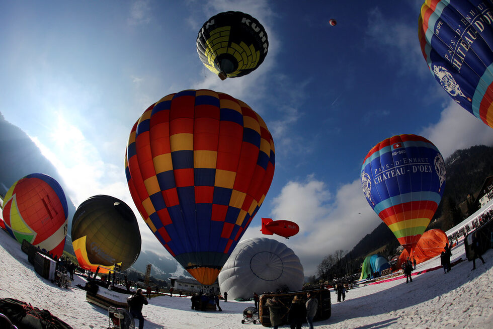 <a href="https://www.dnevnik.bg/photos/2018/01/28/3119845_fotogaleriia_baloni_v_nebeto_nad_shveicariia/?ref=home_photos" target="_blank">В швейцарското село Шато-д'О се провежда 40-ия Международен фестивал на балоните с горещ въздух</a>. Той ще продължи до 4 февруари.