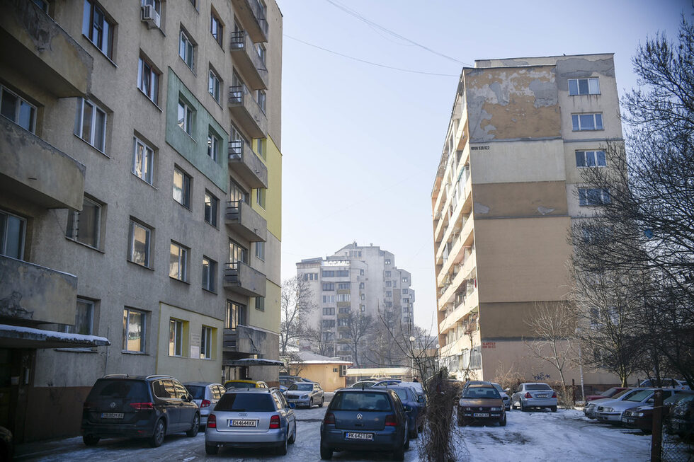 Възмутени перничани се караха с гости на фестивала защото масово паркират в градинки и междублокови пространства, оставяйки кални улици и разорани зелени площи.