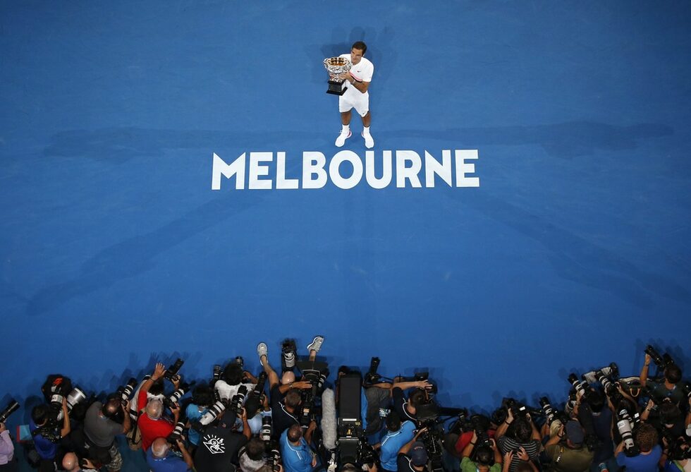 <a href="https://www.dnevnik.bg/sport/2018/01/28/3120022_federer_vze_rekordna_20-a_titla_ot_shlema_sled/?ref=home_main_news" target="_blank">Роджър Федерер продължава да пише история и спечели 20-ата си титла от Големия шлем. </a>Швейцарецът победи Марин Чилич на финала на Australian Open в драматичен петсетов мач с 6:2, 6:7 (5), 6:3, 3:6, 6:1 и взе своя шести трофей "Норман Брукс".