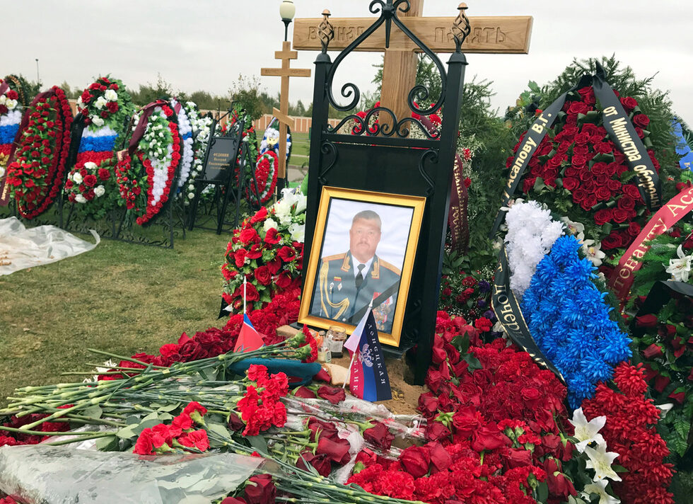 Знамето на самопровъзгласилата се сепаратистка Донецка народна република е поставено до портрет на руския генерал Валери Асапов на гроба му във военно гробище близо до Москва, Русия.