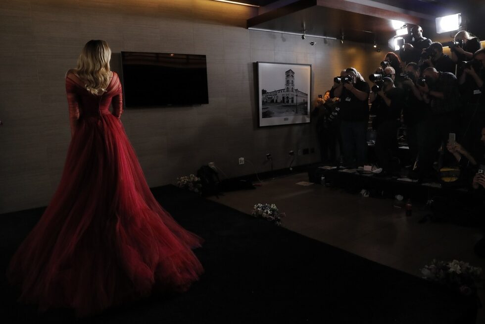 Майли Сайръс позира за фотографи по време на <a href="https://www.dnevnik.bg/razvlechenie/2018/01/29/3120277_bruno_mars_triumfira_na_nagradite_grami_hilari_klintun/" target="_blank">церемонията за наградите "Грами" </a>в Ню Йорк, САЩ.