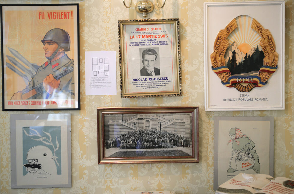 Юлиан Плесиу, директор на аукционната къща "Артмарк", казва, че потенциалните купувачи са румънци на средна възраст, които събират сувенири или по-млади хора, които искат да имат плакати от комунистическата епоха.