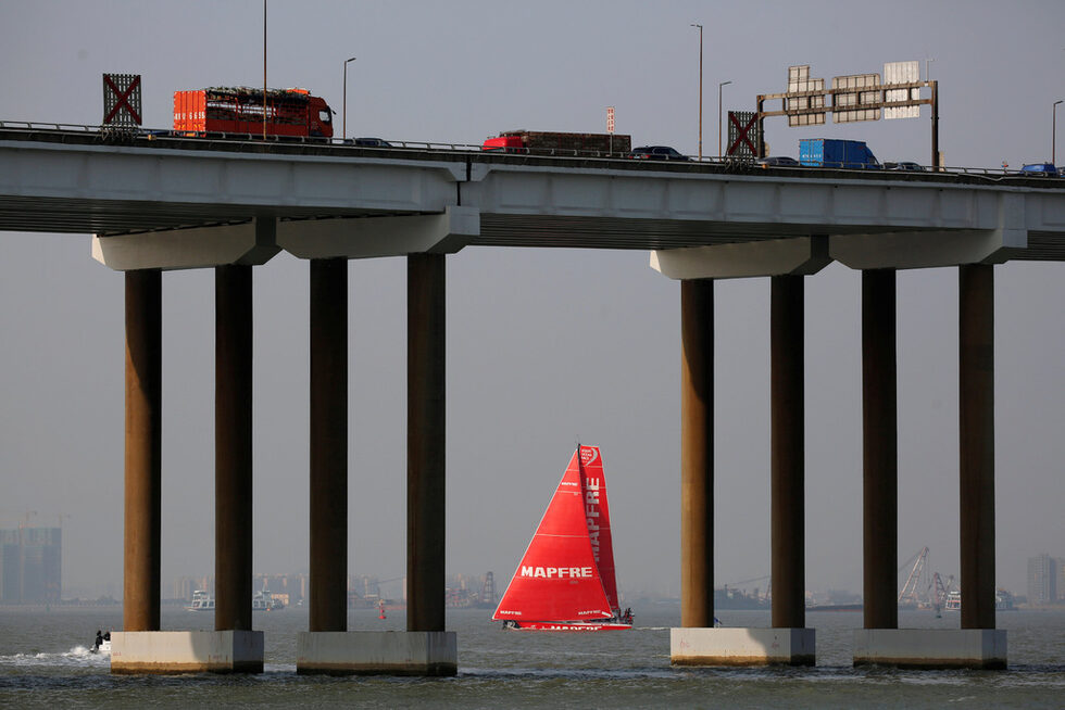 Момент от регатата Volvo Ocean Race в пристанището Гуанджоу, Китай.