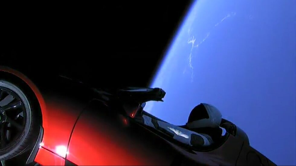 След успешния първи старт на високата колкото 23-етажна сграда ракета Falcon Heavy на компанията SpaceX в космоса за пръв път се носи... кабриолет.Това е личният електромобил Tesla Roadster на Илон Мъск, който подсили шегата като постави в него манекен в косимически костюм. Ще са нужни няколко часа, за да се разбере дали колата ще достигне орбита някъде между Земята и Марс, по която - поне на теория - може да обикаля милиарди години.
