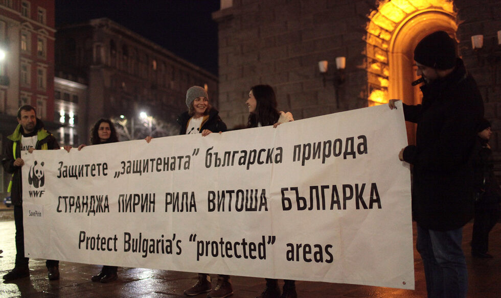 Около 19.30 часа официалната част на протеста приключи и хората се насочиха в два лъча към "Орлов мост".