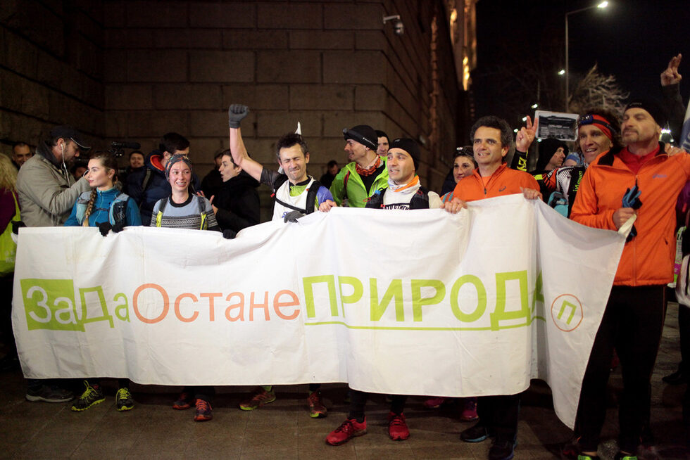 По традиция хората се събраха пред сградата на Министерски съвет в 18.30 часа, като за час блокираха преминаването през кръстовището между сградата на правителството и президентството.